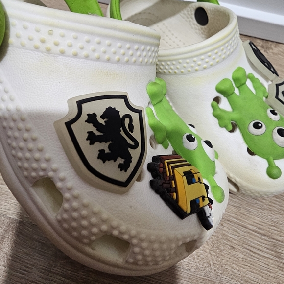CROCS Kid's Classic Glow Alien Clog/Zuecos Classic Green Size 6 and 7 - Picture 16 of 16